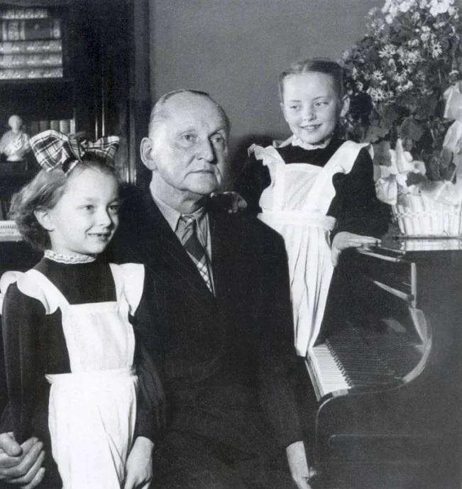Анастасия Вертинская с отцом и сестрой