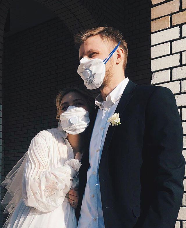 Фата и маска: актриса Таисия Вилкова вышла замуж за режиссера Семена Серзина в разгар пандемии