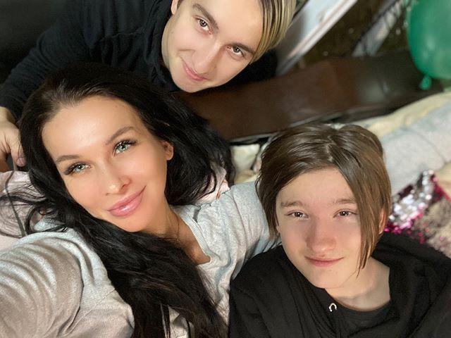 Оксана Ковалевская с сыновьями 