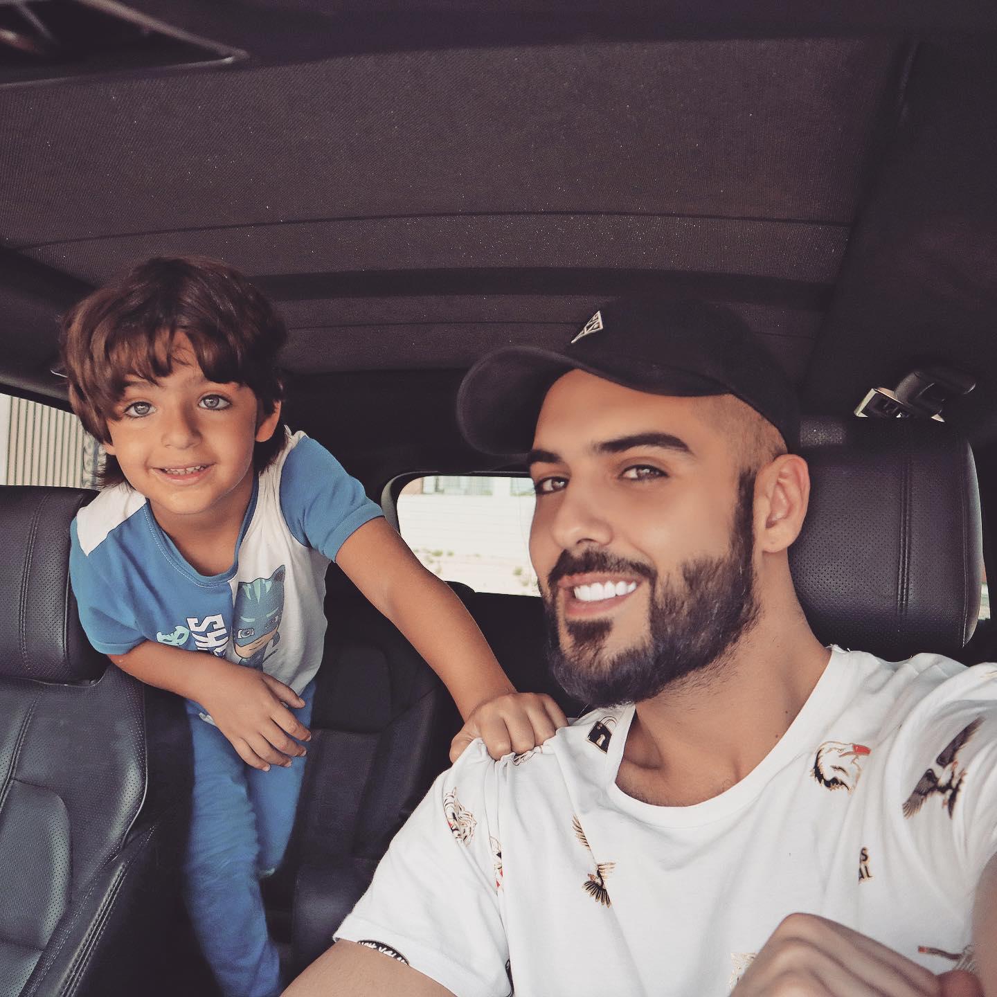 Омар Боркан аль Гала с сыном 