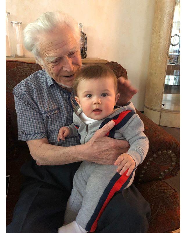 Дедушка Анастасии Юлий Ефимович с правнуком Сережей
