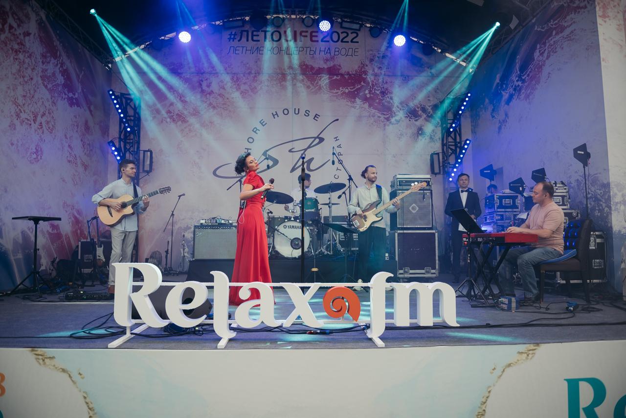 Анна Волкова & Cinematic Lady Orchestra на большой сцене на вечеринке Relax-Party