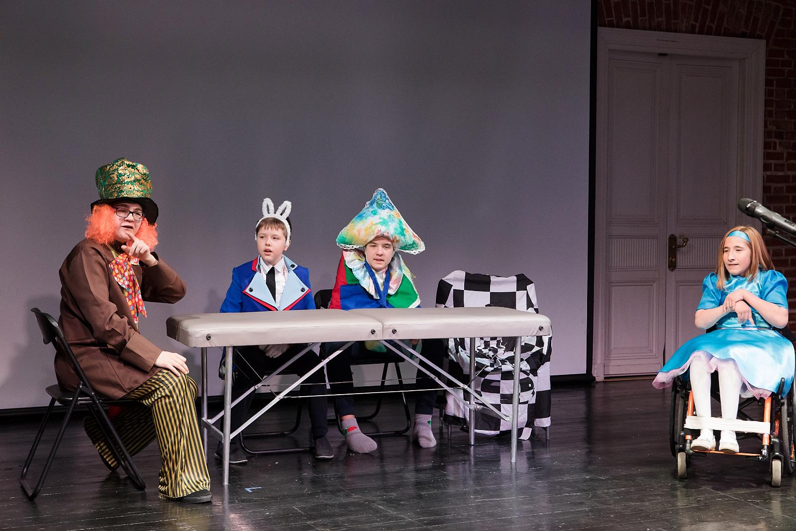 Актеры детской инклюзивной театральной студии «Сны Алисы»