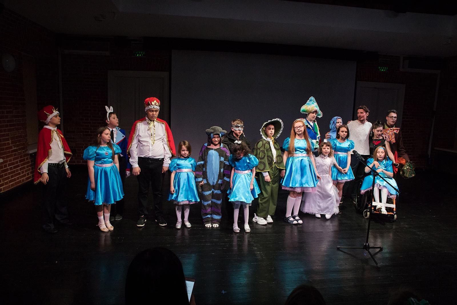 Никита Малышев с актерами детской инклюзивной театральной студии «Сны Алисы»