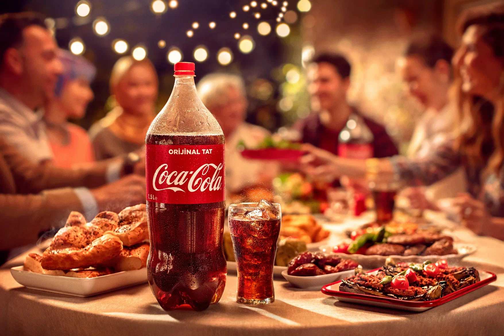 Реклама Coca-cola — это всегда чувство праздника, когда ты не одинок, рядом друзья, близкие, вкусная еда