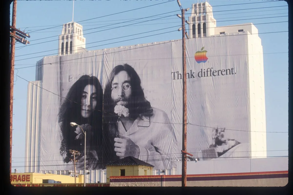 Знаменитая реклама Apple с известными людьми на билбордах создает чувство сопричастности обладателей Apple к образу жизни любимых певцов, актеров, общественных деятелей