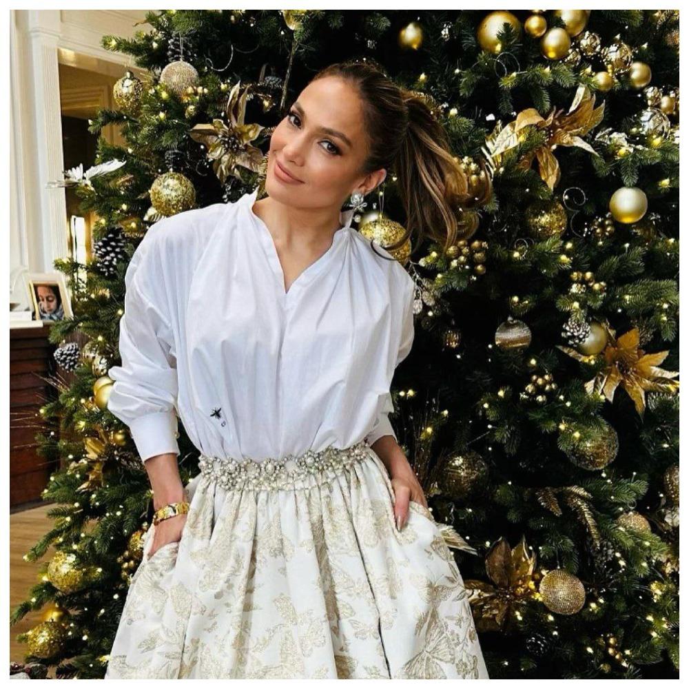 Дженнифер Лопес похвасталась рождественским нарядом и роскошной праздничной елкой
