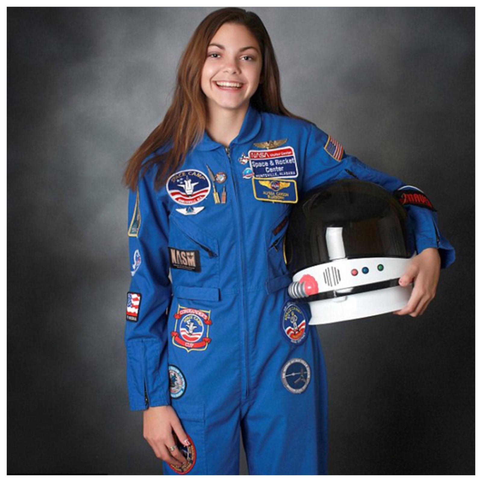 В сети попало фото девушки, которую с детства готовят к жизни на Марсе