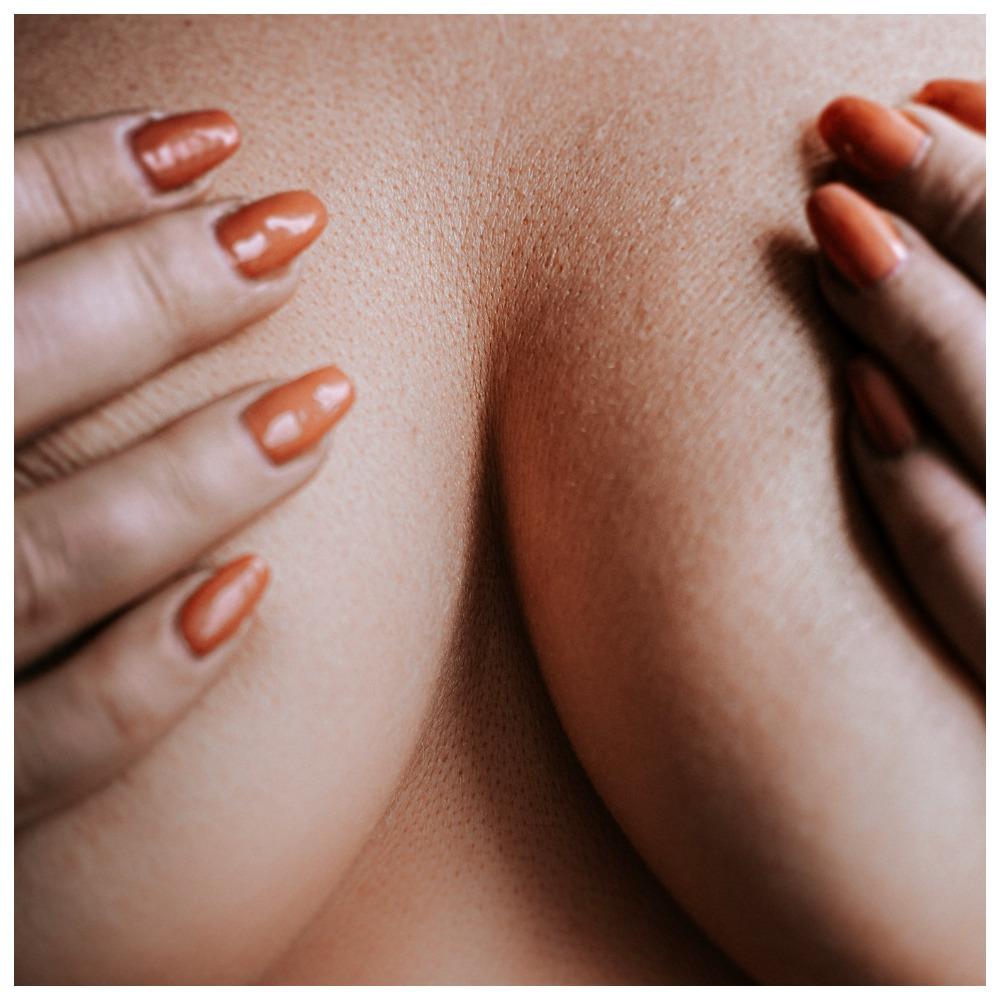 Тренд на уменьшение груди: почему звезды делают это