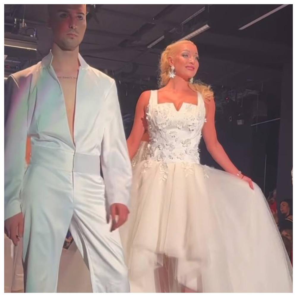Анастасия Волочкова в платье невесты окружила себя молодыми спутниками
