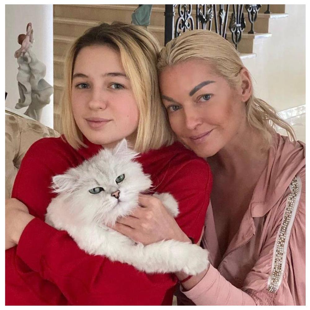 Анастасия Волочкова снова публично обвинила дочь в зависти