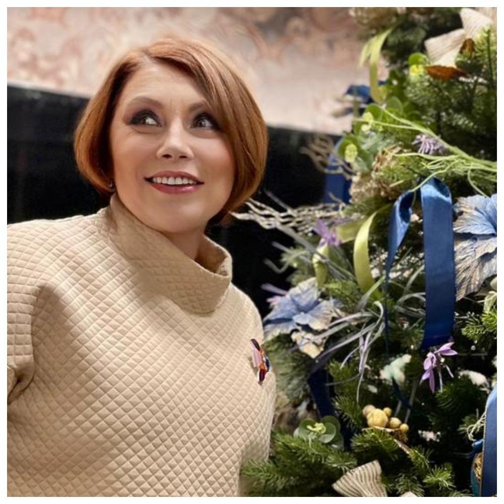 Роза Сябитова показала ярко украшенную к Новому году елку