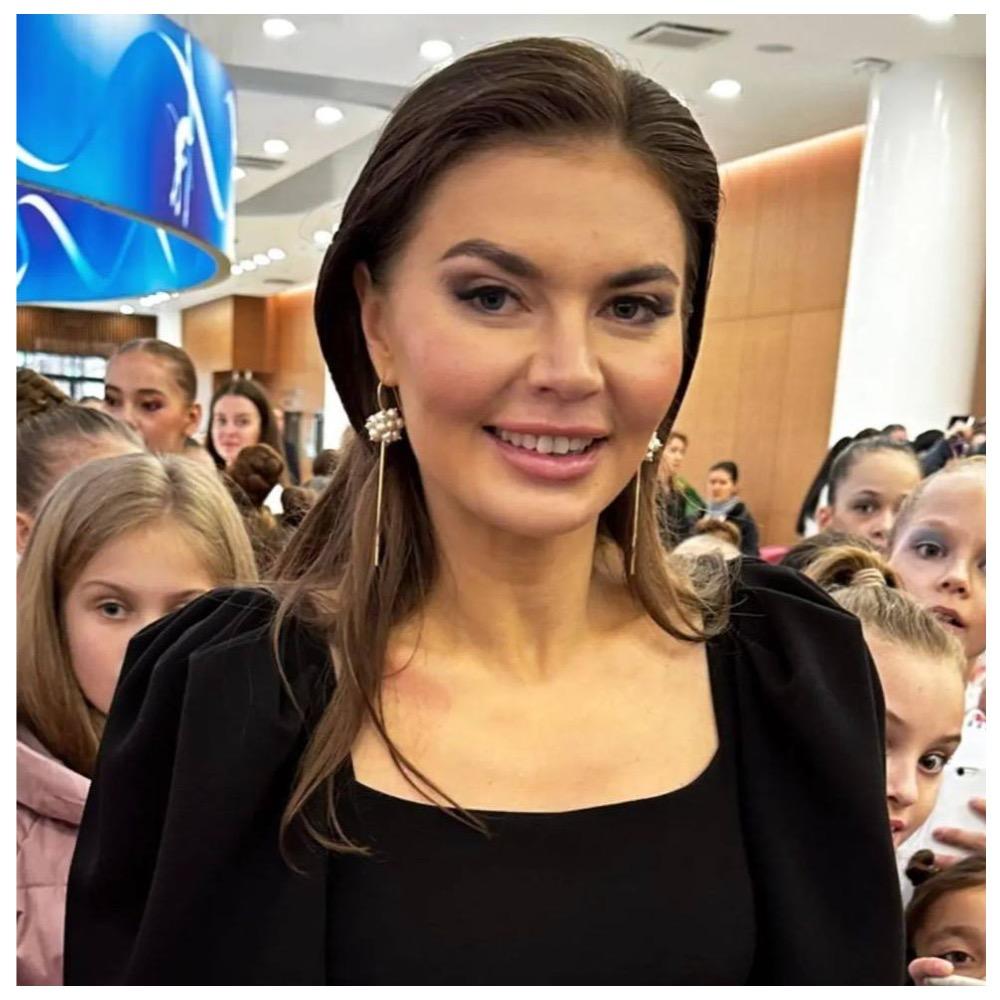 Алина Кабаева вышла в свет в платье за 29 тысяч рублей
