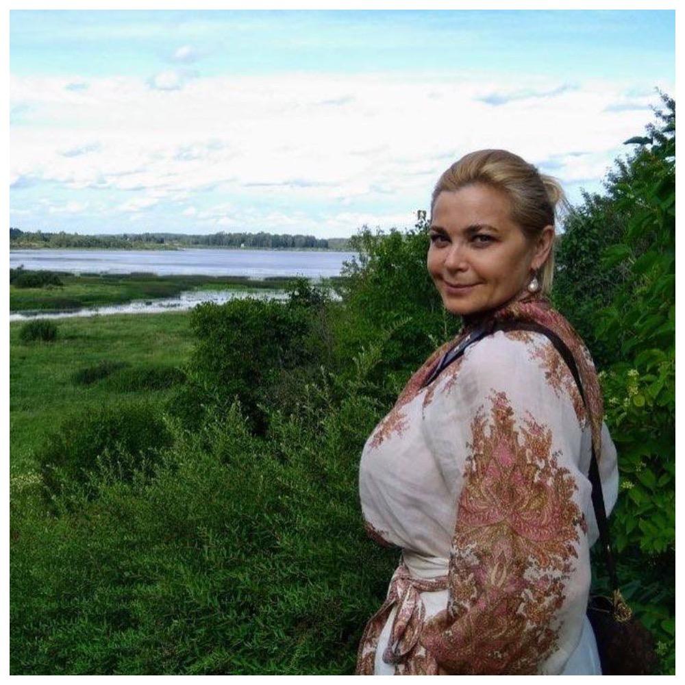 Ирина Пегова похвасталась коленями, прогулявшись в кокетливой мини-юбке с цветочным принтом