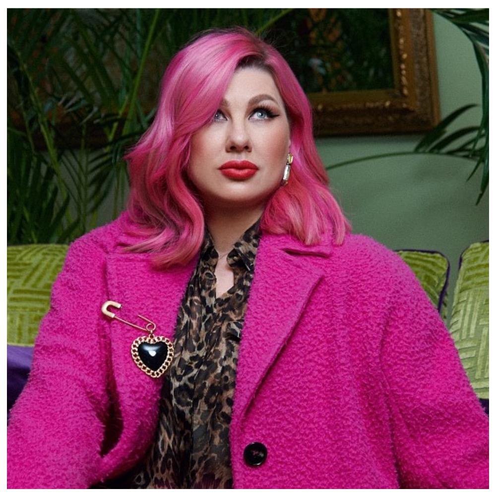 Ева Польна с розовыми волосами