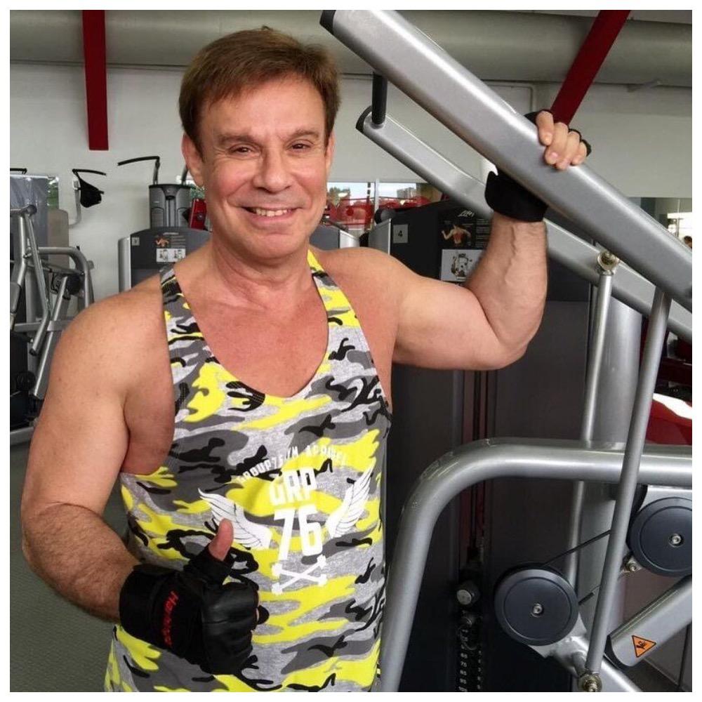67-летний Ефим Шифрин похвастался внушительной мускулатурой
