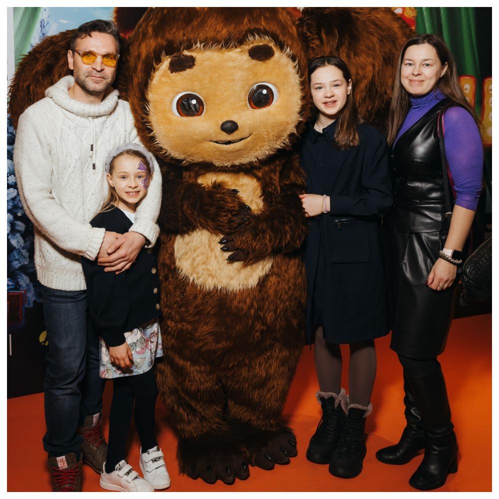 Виктор Добронравов, дочь Пелагеи и другие звезды на премьере новогоднего шоу «Чебурашка. Ушастые Елки»