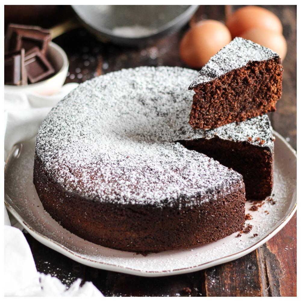 Юлия Высоцкая поделилась рецептом шоколадно-миндального торта
