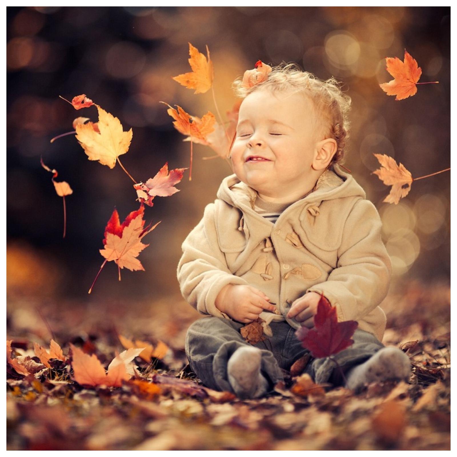 Осенние пейзажи отлично подходят для памятной семейной фотосессии