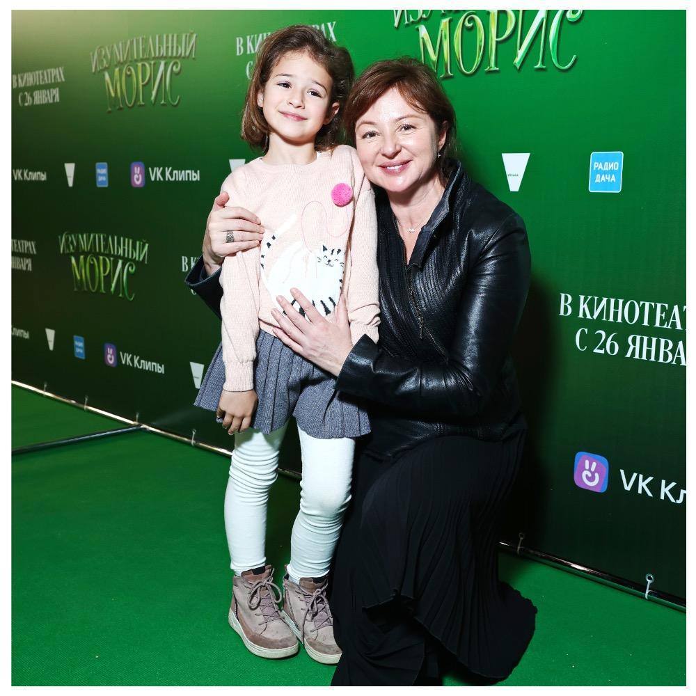 Анна Банщикова с дочерью Машей и другие знаменитости посетили премьеру анимационного фильма «Изумительный Морис»