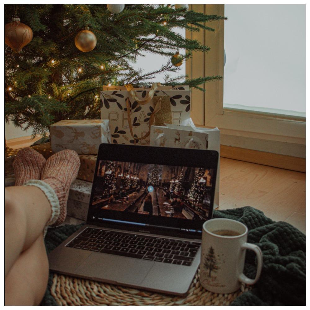 Проводим время на диване: сериалы и фильмы для продления праздничного настроения 