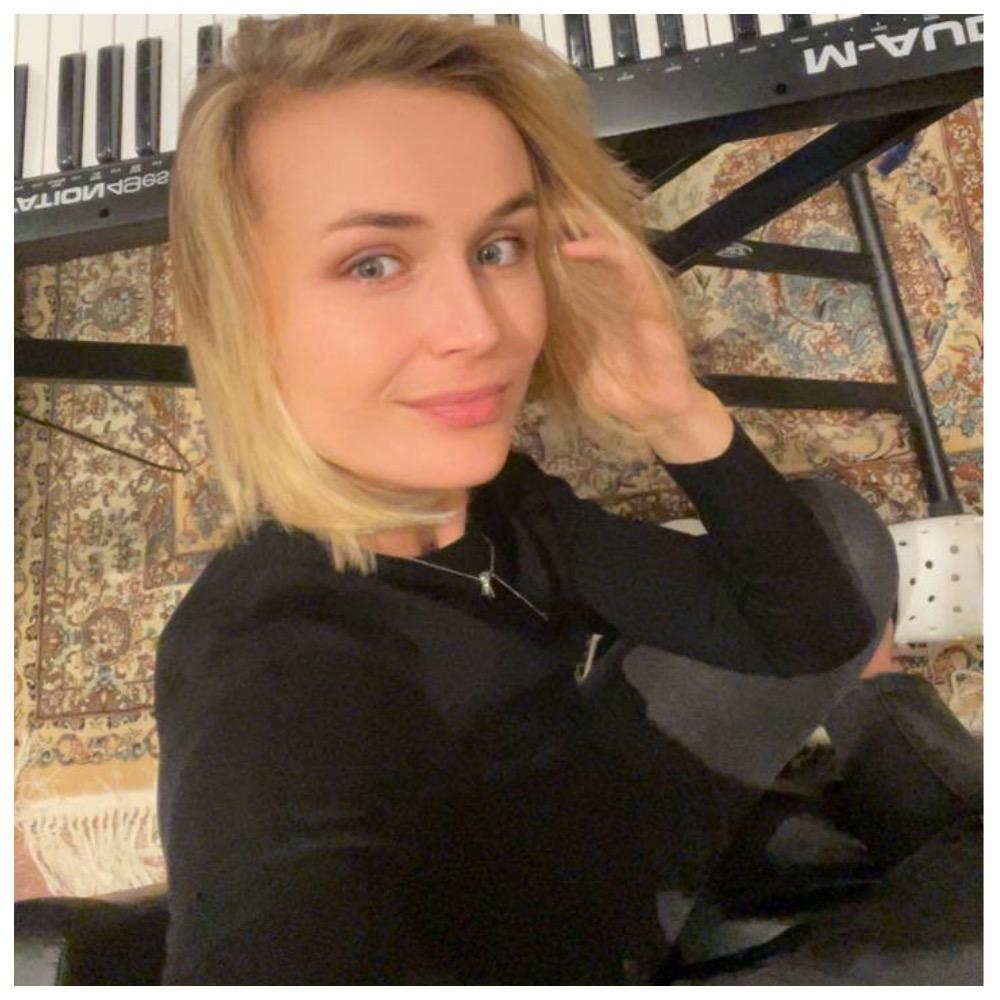 Полина Гагарина впервые показала лицо дочери