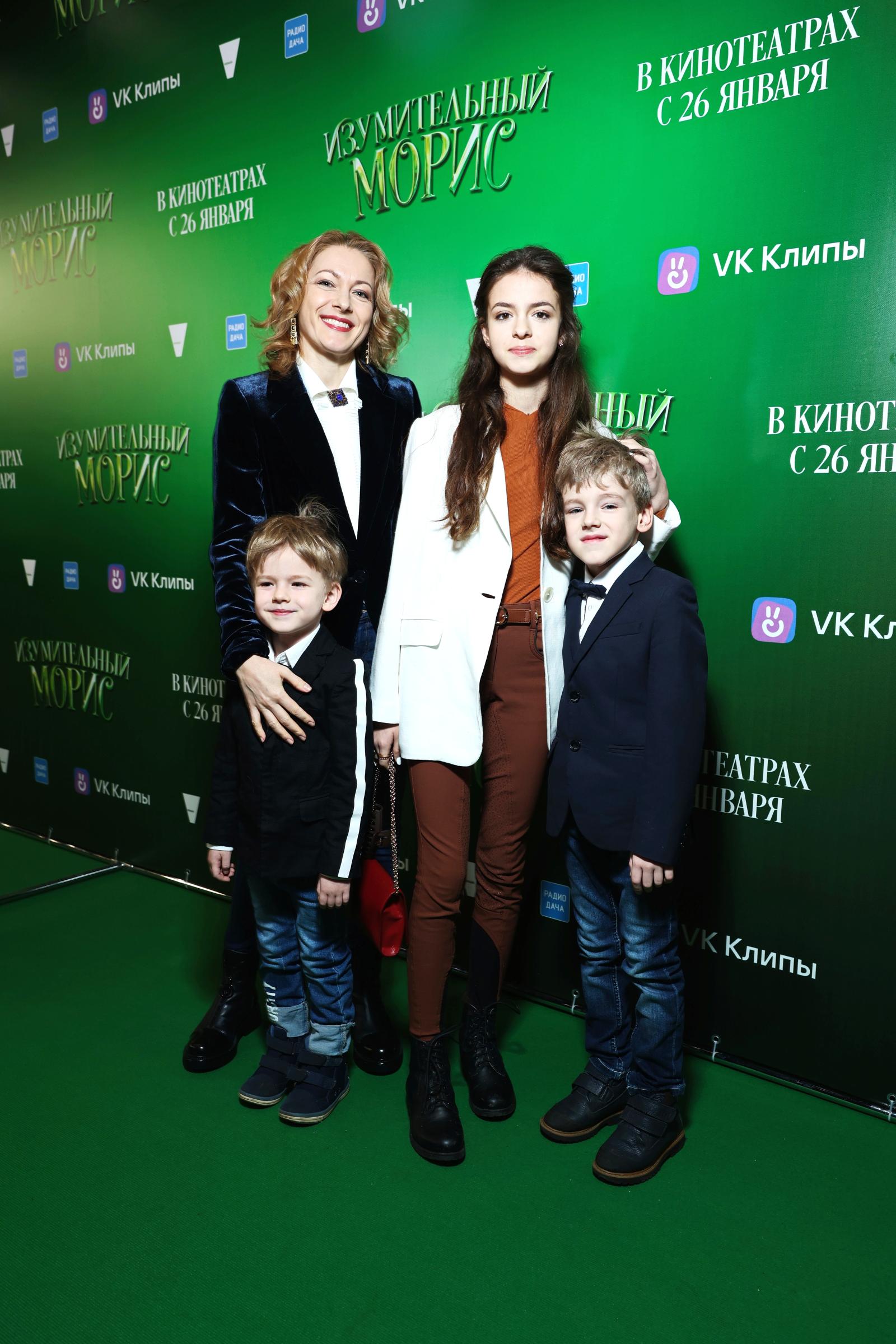 Ольга Красько с дочерью Олесей и сыновьями Олегом и Остапом