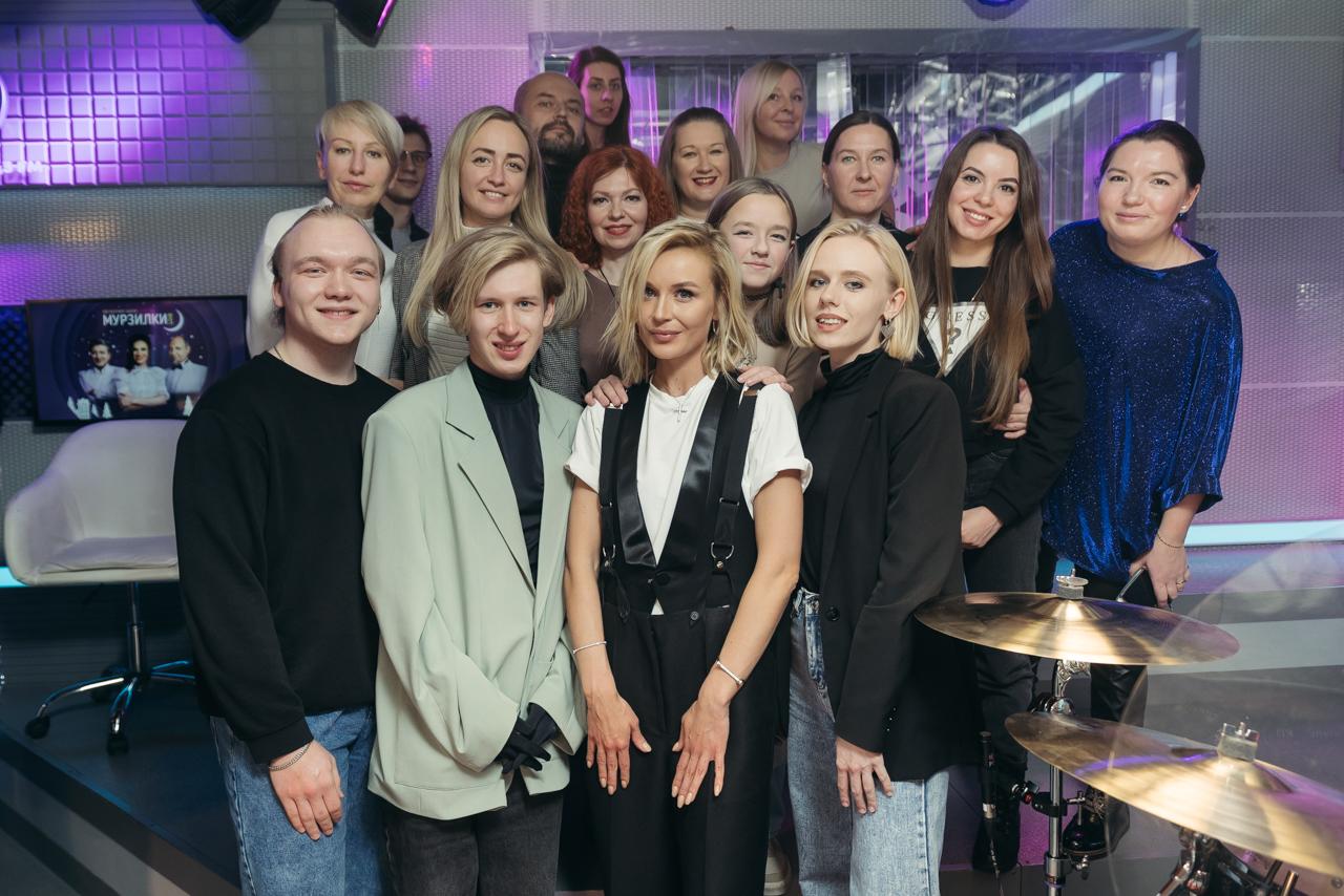 Полина Гагарина с фанатами на концерте в открытой студии Авторадио