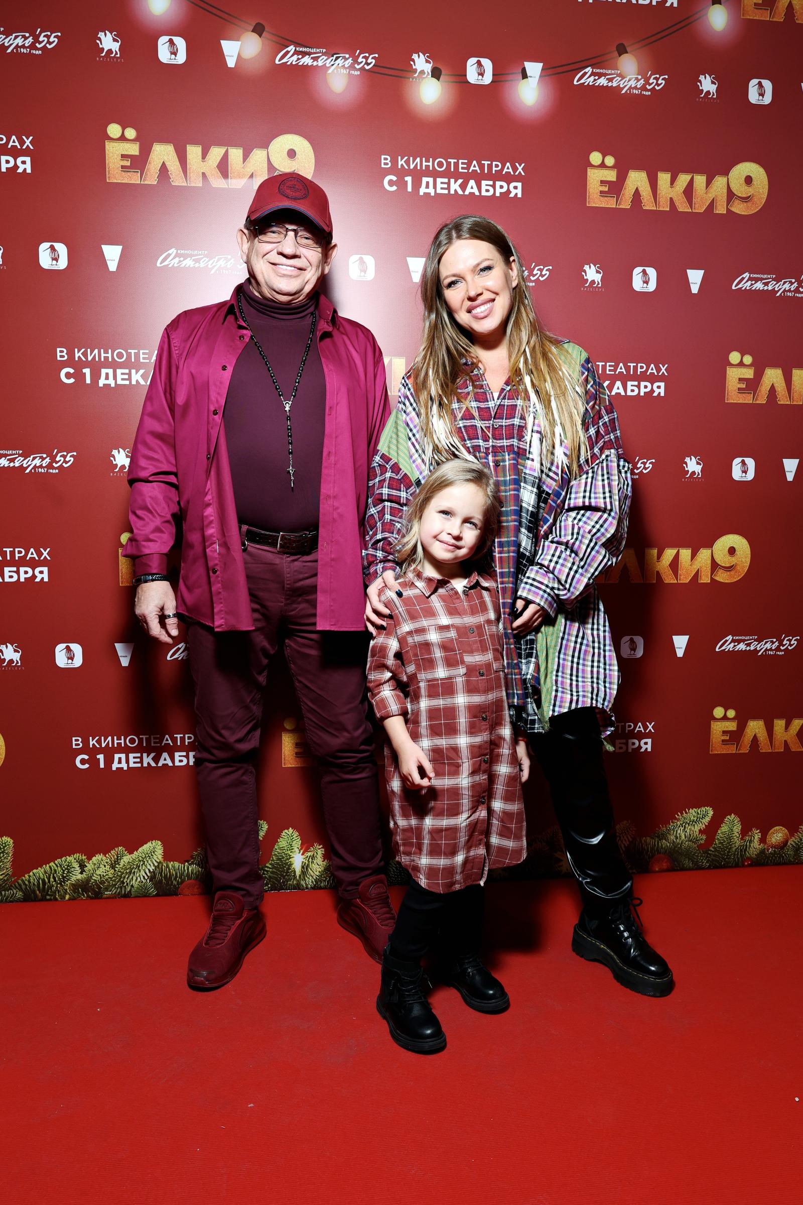 Рита Дакота с отцом и с дочерью Мией 