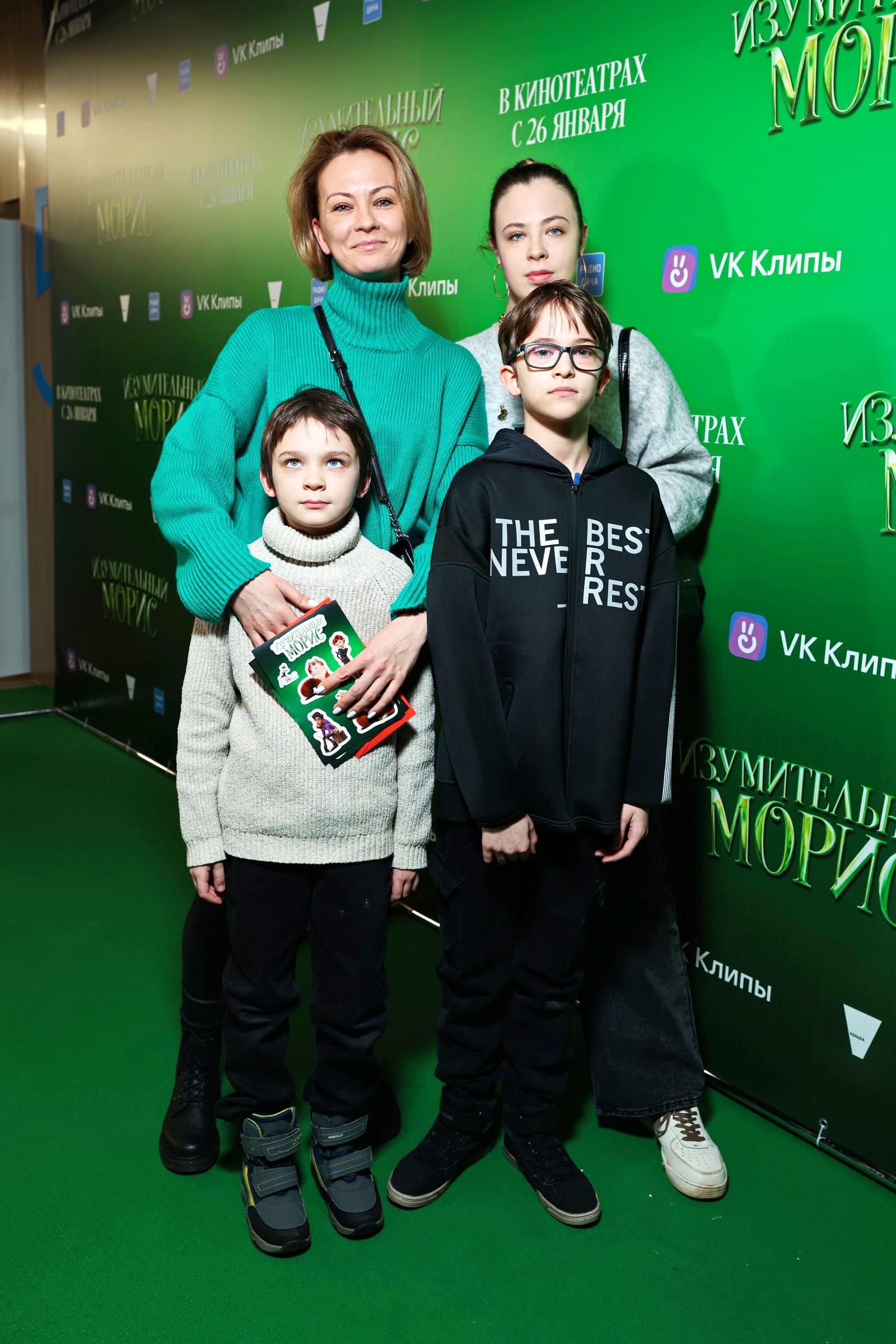 Супруга актера Дмитрия Мухамадеева Дарья с детьми