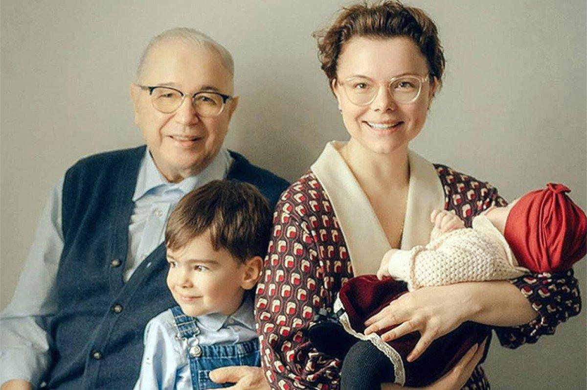 Евгений Петросян с женой и детьми
