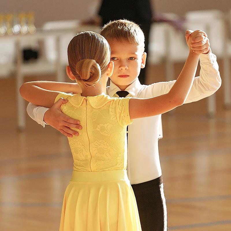  Бальные танцы также учат строить коммуникацию между мальчиками и девочками
