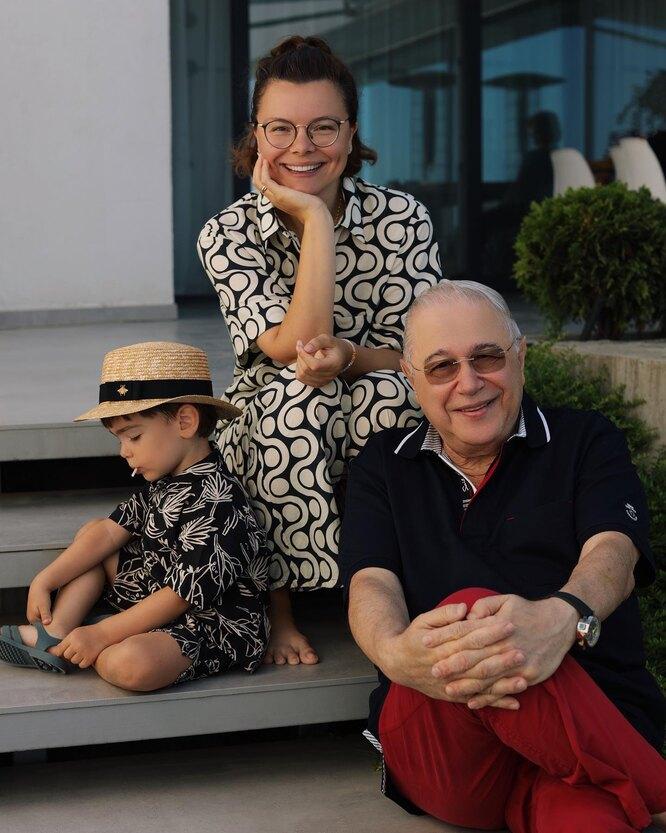 Евгений Петросян и Татьяна Брухунова с сыном 