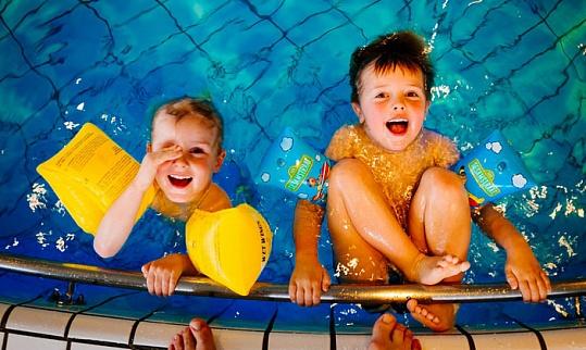 Начинать спорт в раннем возрасте однозначно лучше с плавания или гимнастики