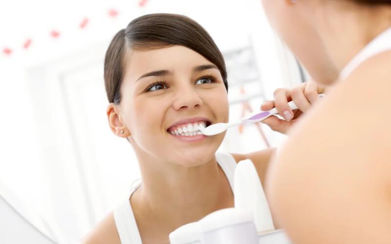Самая главная причина возникновения зубного камня — отсутствие систематической и правильной гигиены полости рта