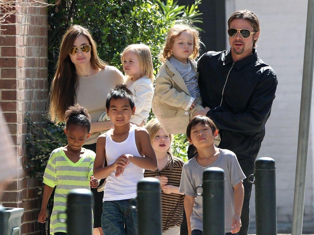Анджелина Джоли и Брэд Питт хотят отдать детей в самую обычную школу 