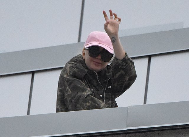 "Пиццу всем! Я угощаю!": Леди Гага накормила поклонников под своими окнами