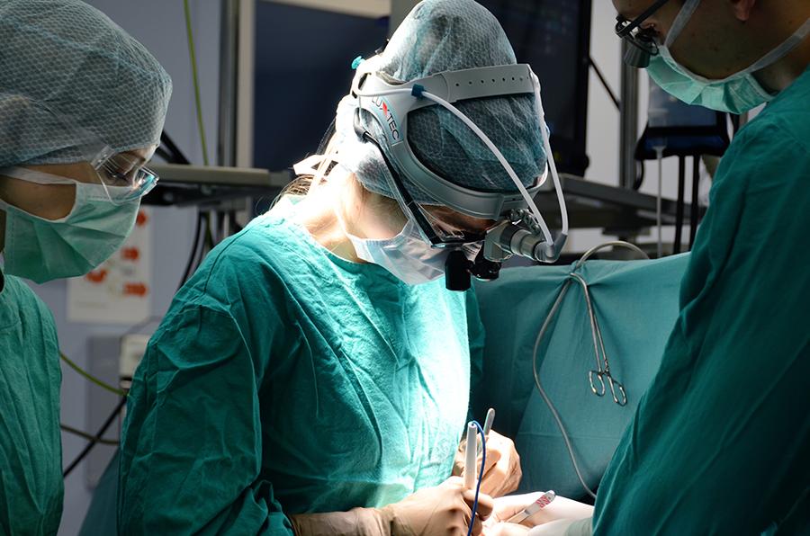 Молодой женщине-хирургу вдвойне трудно пробиться в профессии