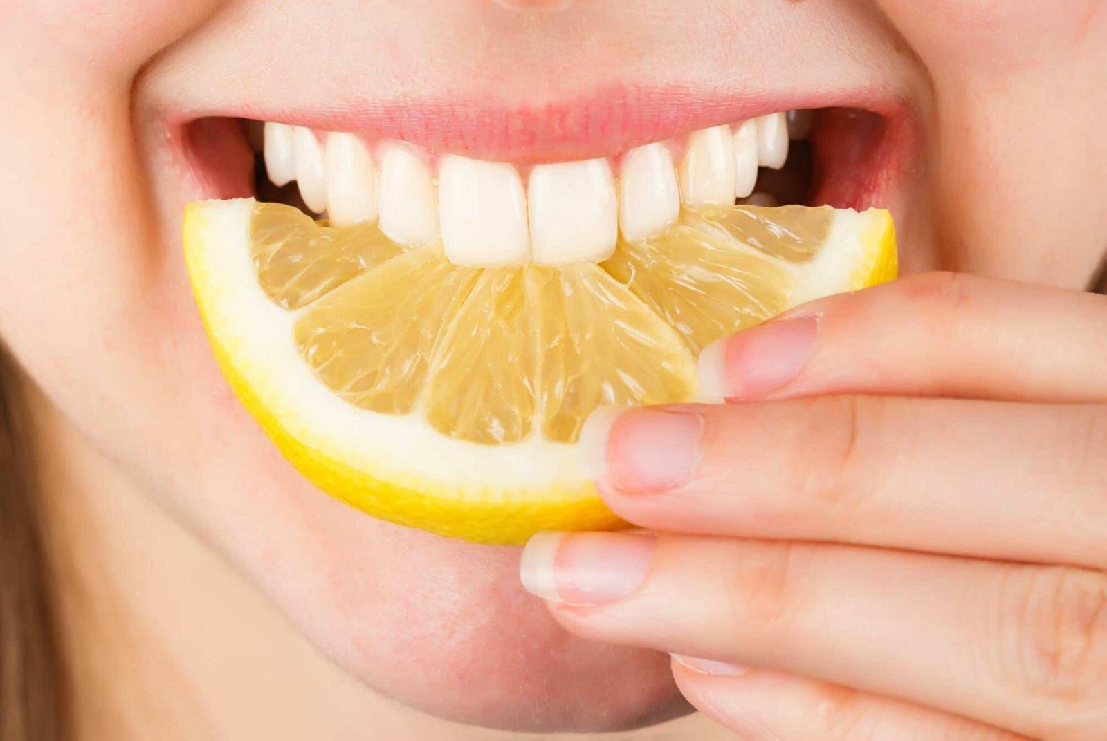 Лимонная кислота обладает небольшим осветляющим эффектом, но при этом может вызвать повреждения слизистой, десен, ослабить зубную эмаль
