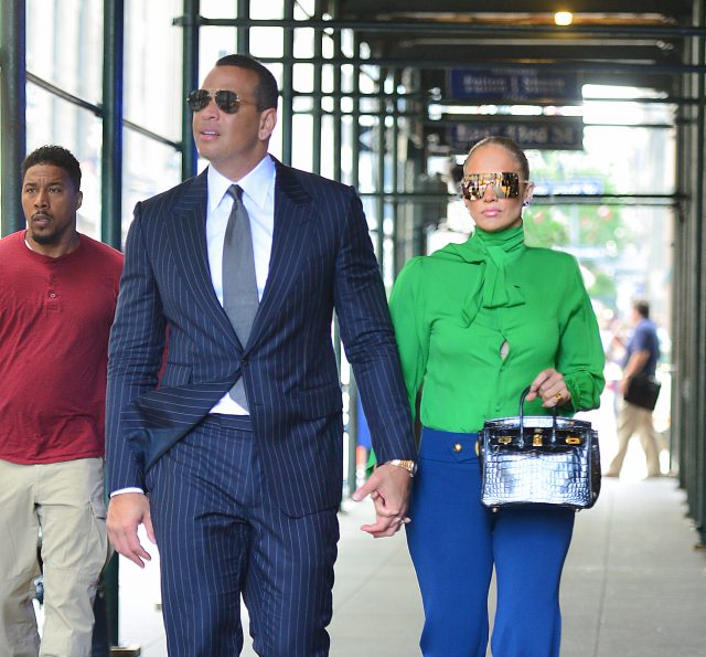 Зеленое с синим: Дженнифер Лопес прогулялась по Нью-Йорку в ярком наряде