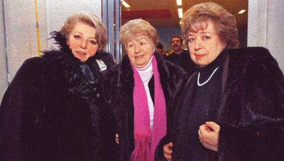Татьяна Тарасова с сестрой Галиной и мамой