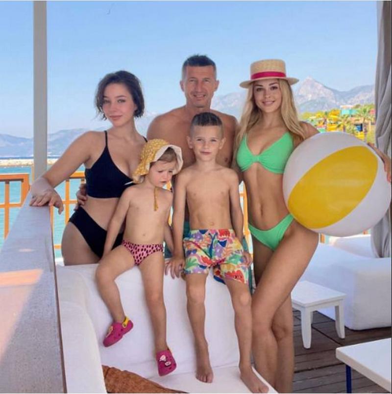 Евгений Алдонин с женой и детьми 