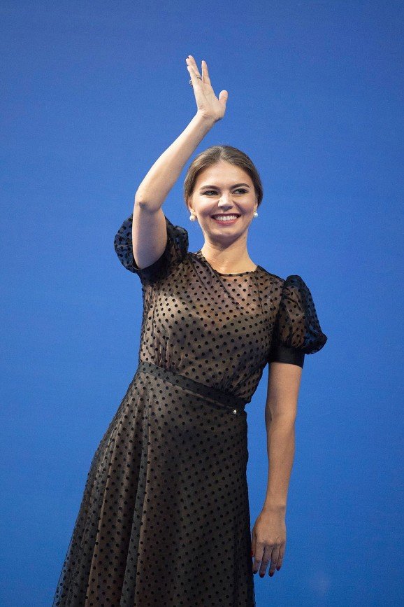 "Дичь и ужас": прозрачное платье Алины Кабаевой произвело фурор