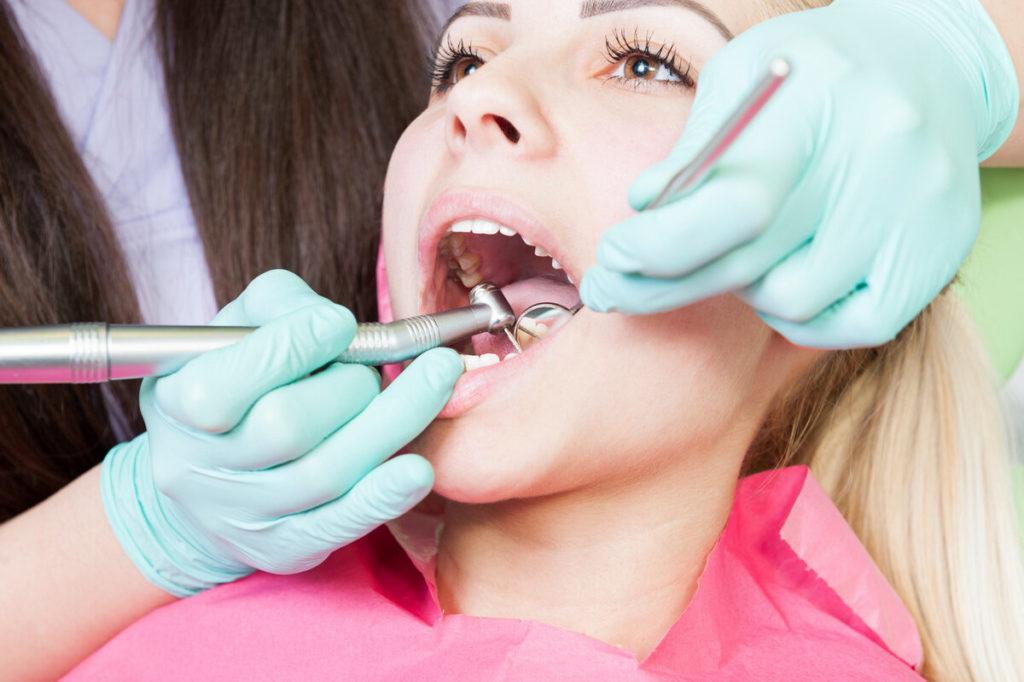 Для поддержания здоровья и красоты зубов необходимо посещать гигиениста с минимальной периодичностью 1 раз в полгода