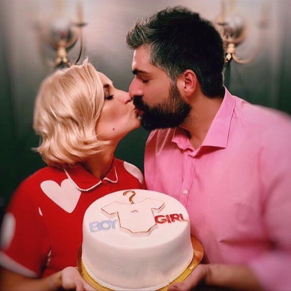 "Торт с загадкой": Полина Гагарина интригующе поздравила мужа с годовщиной свадьбы
