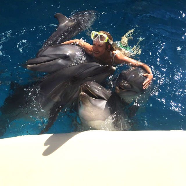 "Любят тебя шпротики": Катерина Шпица фотографируется с дельфинами в Крыму