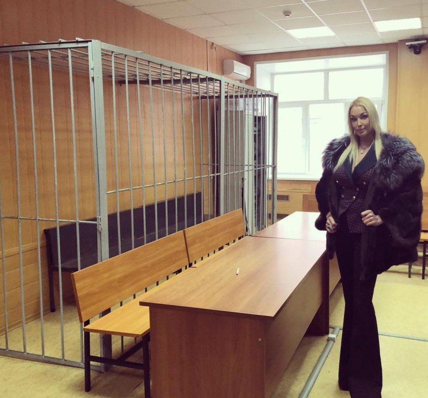"Адвокат заседание проигнорировал": Волочкова пришла на суд по делу водителя-мошенника