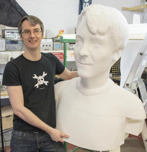 Мужчина создал свою огромную копию с помощью 3D принтера 
