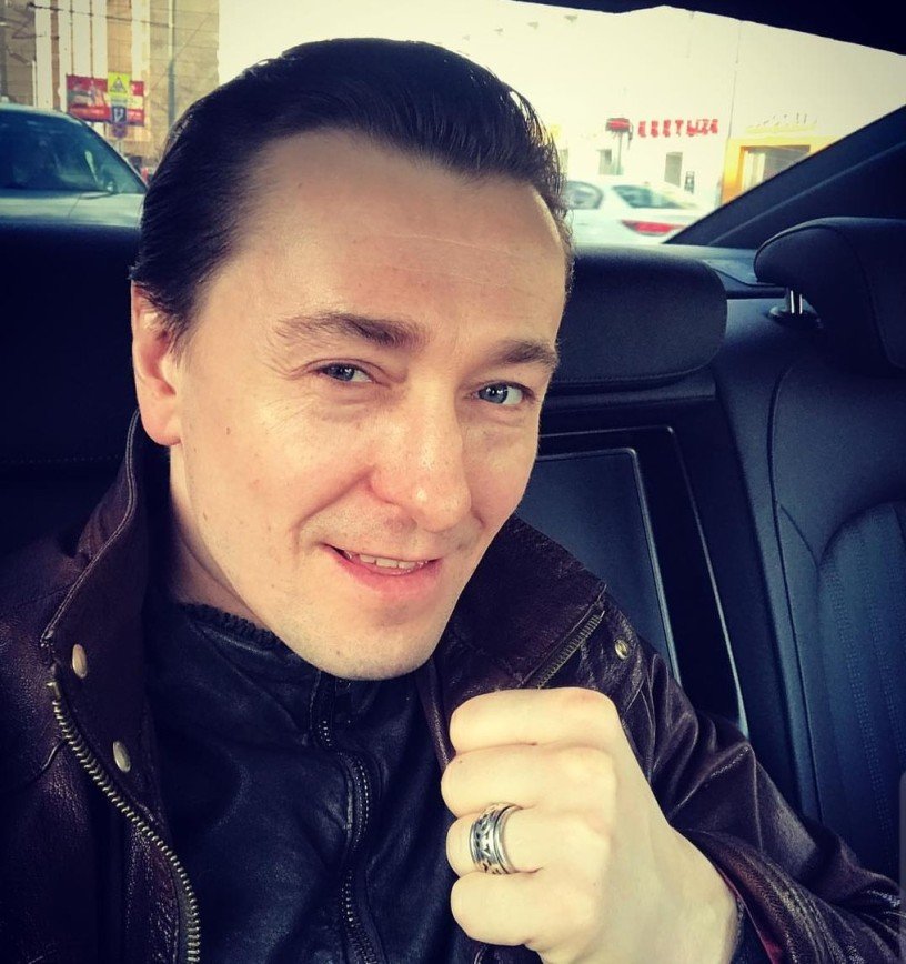 «Дорогие мои, хорошие!»: Сергей Безруков перевоплотился в Сашу Белого