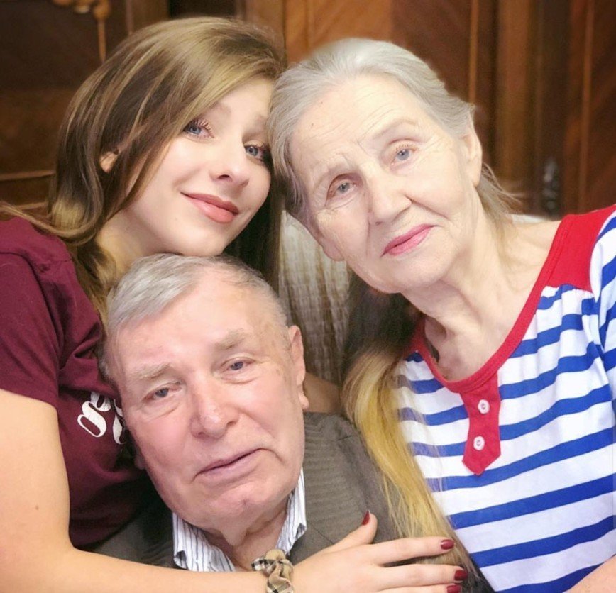 "Обожаю их": Лиза Арзамасова показала бабушку и дедушку